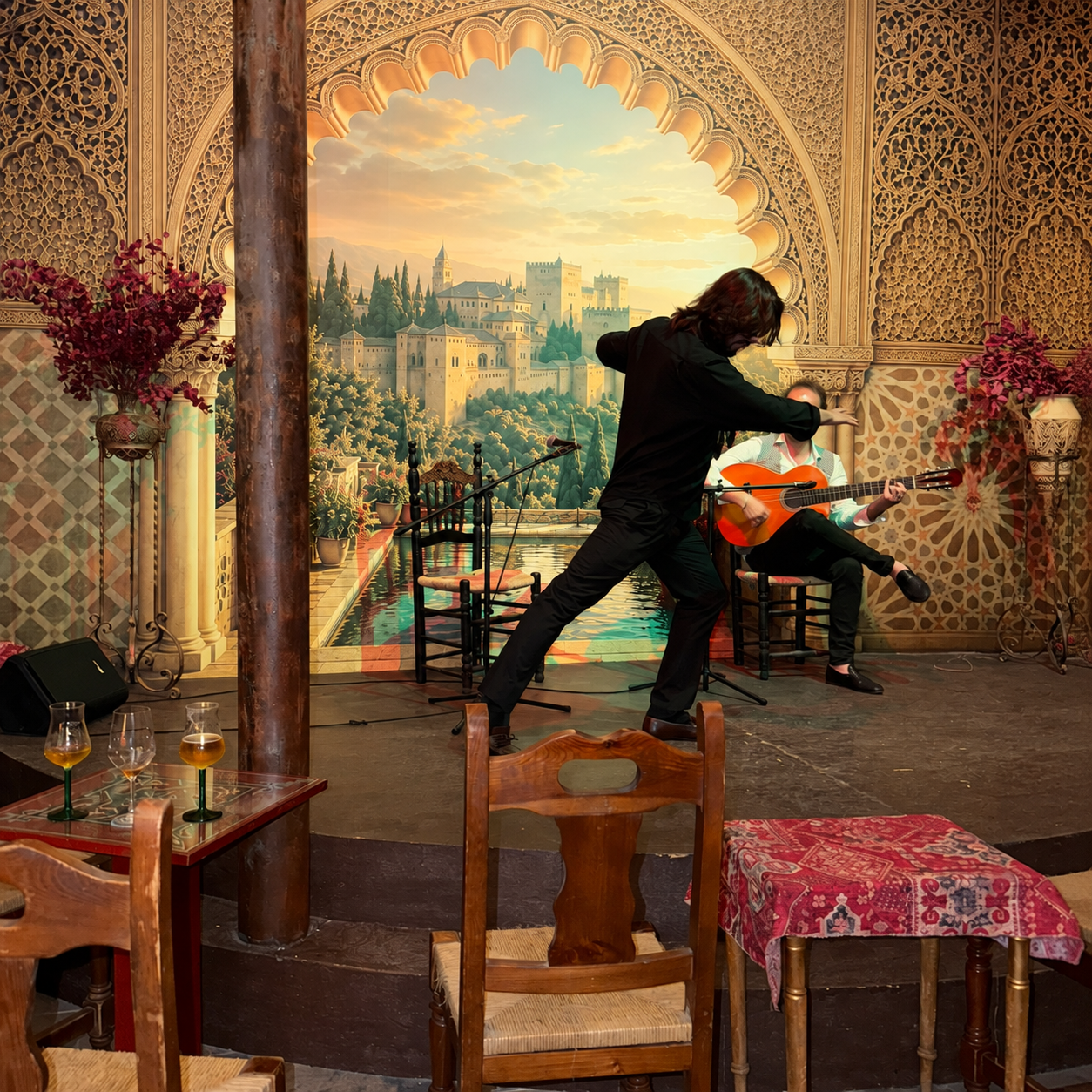 Portal andalusí de fondo durante una actuación flamenca en Zawi